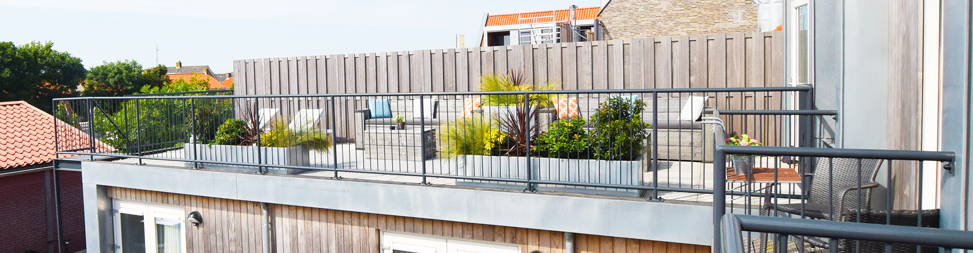 Ingericht balkon, stoelen waarop je kunt zonnen.'